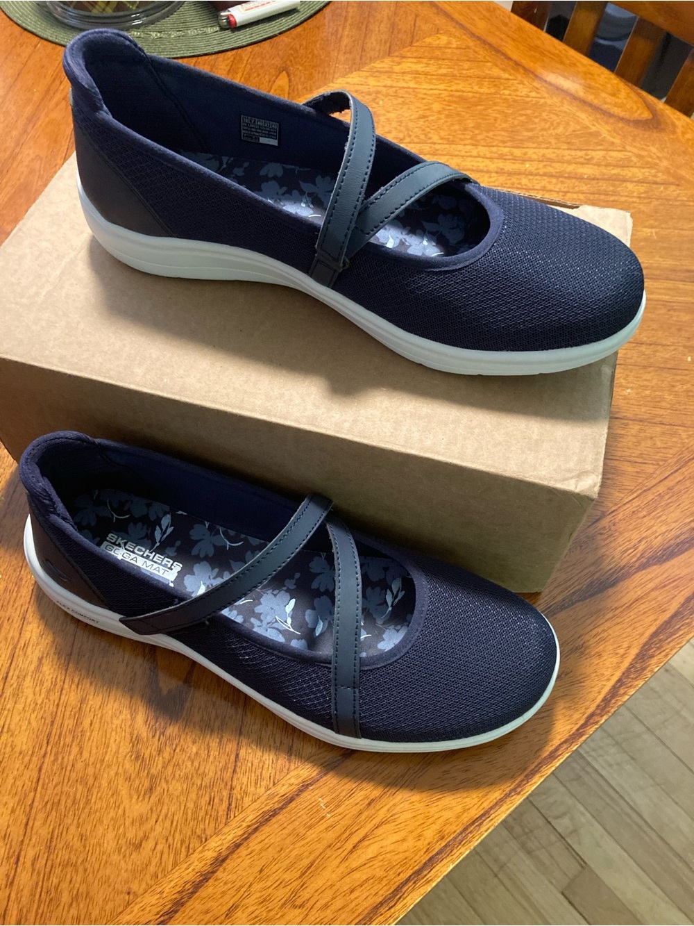 BRAND NEW IN BOX…..Sketchers On-The-Go Flex Radiant
Vegan Washable Mary-Jane’s